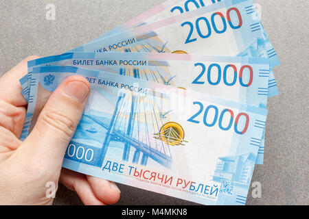 Nouvelle Fédération de billets libellés en roubles en 2000 le mâle part close-up, vue du dessus Banque D'Images