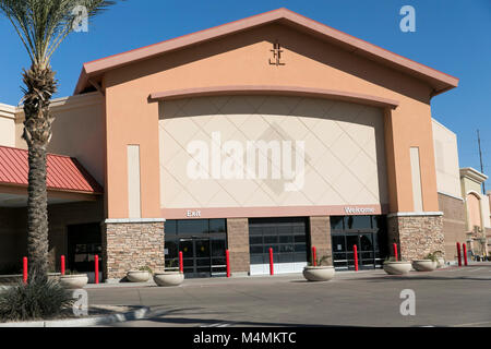 L'esquisse d'un signe extérieur d'un logo récemment fermé Sam's Club-entrepôts du magasin à Chandler, Arizona, le 3 février 2018. Banque D'Images