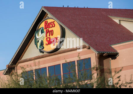 Un logo affiche à l'extérieur d'un magasin Bass Pro Shops à Mesa, Arizona, le 4 février 2018. Banque D'Images