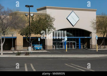L'esquisse d'un signe extérieur d'un logo récemment fermé Sam's Club-entrepôts du magasin à Scottsdale, Arizona, le 4 février 2018. Banque D'Images