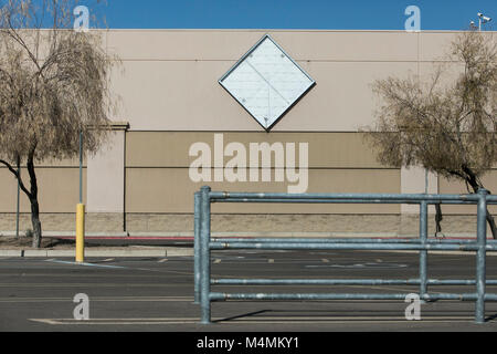 L'esquisse d'un signe extérieur d'un logo récemment fermé Sam's Club-entrepôts du magasin à Scottsdale, Arizona, le 4 février 2018. Banque D'Images
