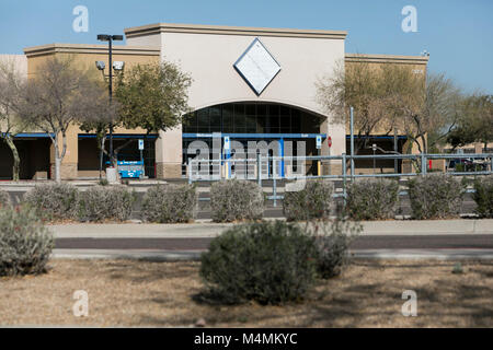 L'esquisse d'un signe extérieur d'un logo récemment fermé Sam's Club-entrepôts du magasin à Scottsdale, Arizona, le 4 février 2018. Banque D'Images
