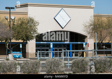 L'esquisse d'un signe extérieur d'un logo récemment fermé Sam's Club-entrepôts du magasin à Scottsdale, Arizona, le 4 février 2018. Banque D'Images