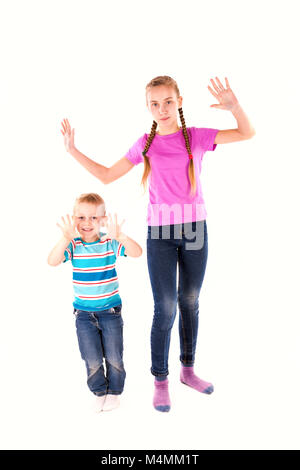 Happy kids with Thumbs up ou OK sign isolated on white Banque D'Images