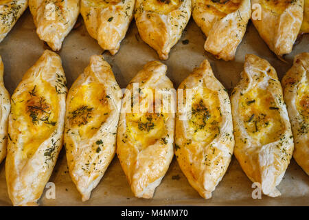 La pâte feuilletée avec du fromage et d'épices sur une plaque de cuisson Banque D'Images