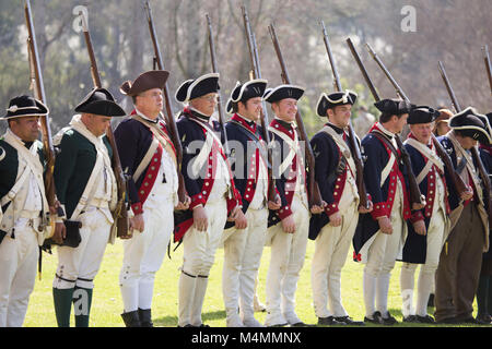 Les soldats de l'armée américaine lors d'une reconstitution de la révolution américaine dans 'Huntington central park' Huntington Beach Californie USA Banque D'Images