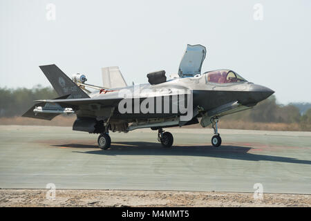 Dan Levin, F-35 Pax River Test Force intégrée, les pilotes BF-2 au cours de l'un des derniers essais en vol atterrissage en pente 9 février du Corps des Marines au champ d'atterrissage auxiliaire Bogue, Caroline du Nord. Le vol d'essai a été effectué avec la chute de spin et externe objectif 9x pour le centre de gravité de l'atterrissage vertical à l'essai. Banque D'Images