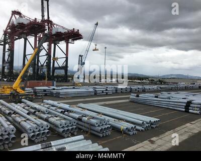 PONCE, Porto Rico - l'Army Corps of Engineers des États-Unis Groupe de travail rétablissement du courant électrique fixer en cour le 4 février dans le port de Ponce. USACE a reçu 29 396 Polonais et 2 556 kilomètres de fil conducteur à ce jour. Environ 7 206 765 kilomètres de poteaux et de fil conducteur sont prévues pour arriver dans les 14 jours à venir. (Photo de Robert USACE DeDeaux Affaires publiques) Banque D'Images