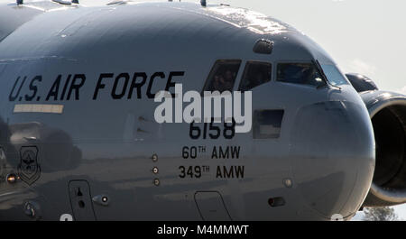 Le chef de l'US Air Force Master Sgt. Shelina Frey, le premier sergent-chef pour l'Air Mobility Command, Scott Air Force Base, Ill., célèbre son dernier vol officiel à bord d'un C-17 Globemaster III, Février 12, 2018, Travis Air Force Base, Californie Frey va prendre sa retraite cette année après presque 34 ans de service. (U.S. Air Force Photo de Heide Table) Banque D'Images