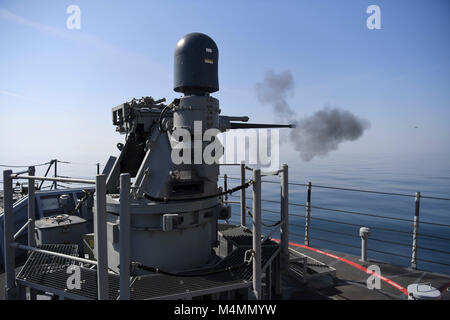 180211-N-TB177-1278 U.S. 5ÈME ZONE DES OPÉRATIONS DE LA FLOTTE (fév. 11, 2018) Un MK-38 25mm machine gun tire un tour au cours d'un exercice de tir à bord de navires de patrouille côtière USS Ouragan (PC 3). L'ouragan est déployée en avant à la 5e flotte américaine zone d'opérations à l'appui d'opérations de sécurité maritime pour rassurer les alliés et les partenaires et de préserver la liberté de navigation et la libre circulation du commerce dans la région. (U.S. Photo par marine Spécialiste de la communication de masse 2e classe Kevin J. Steinberg/libérés) Banque D'Images