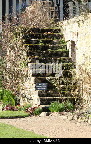 Mesures anciennes avec le signe de danger ne pas monter sur un terrain d'un manoir médiéval, dans le Kent. Banque D'Images