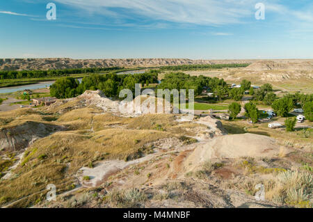 Camping et de la rivière Red Deer au parc provincial Dinosaur, en Alberta, Canada ; Site du patrimoine mondial de l'UNESCO Banque D'Images