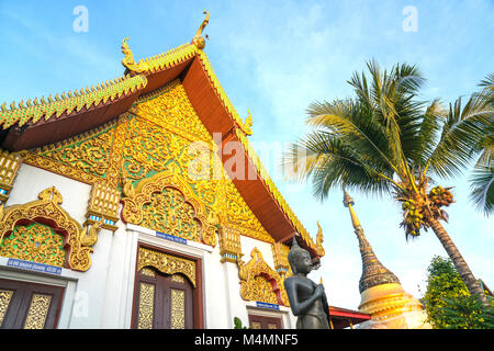 CHIANG MAI, THAÏLANDE - 29 janvier 2018 ; Architecture détail ornemental sur façade d'trypically bâtiment asiatique bouddhiste. Banque D'Images