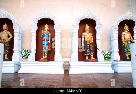 CHIANG MAI, THAÏLANDE - 29 janvier 2018 ; détail ornemental architecturalement quatre statues à l'arrière du temple bouddhiste. Banque D'Images