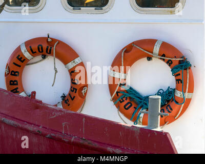 LEIGH-ON-SEA, ESSEX, Royaume-Uni - 16 FÉVRIER 2018 : ceintures de sauvetage sur un trawler de pêche à Old Leigh Banque D'Images