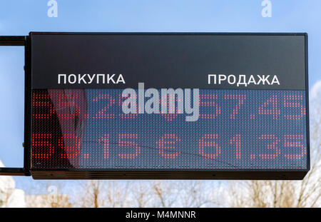 Avec le taux de change contre le ciel bleu. Texte en russe : l'achat. Vente Banque D'Images