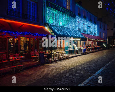 Montmartre, Paris - 7 janvier 2018 : Vue de nuit sur la célèbre place des artistes et des restaurants typiques avec des tables en plein air qui l'entourent. Banque D'Images