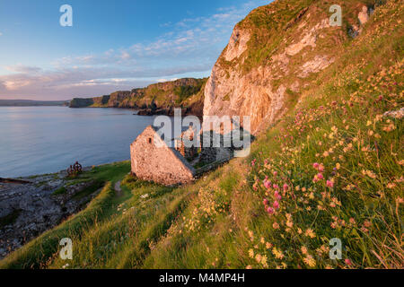 Vieux chalet de pêche sous les falaises de Kinbane Head, Ballycastle, pays d'Antrim, en Irlande du Nord. Banque D'Images