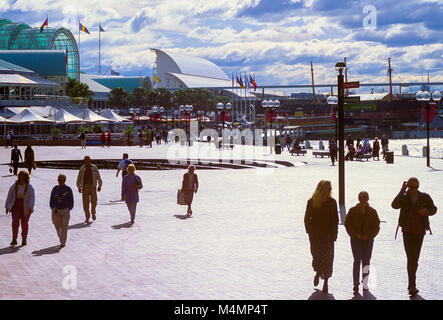 La promenade de l'ouest et à la promenade vers le centre commercial d'Harbourside et complexe à Darling Harbour à Sydney, Australie. Banque D'Images