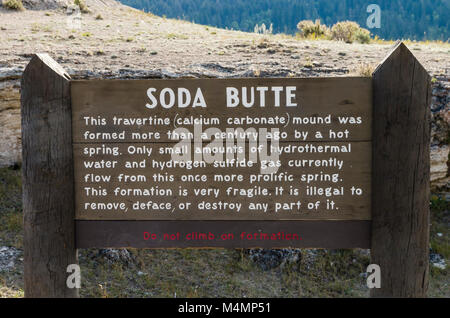 Soda Butte a été formé par les dépôts de travertin à gauche par une source d'eau chaude. Le Parc National de Yellowstone, Wyoming. Banque D'Images