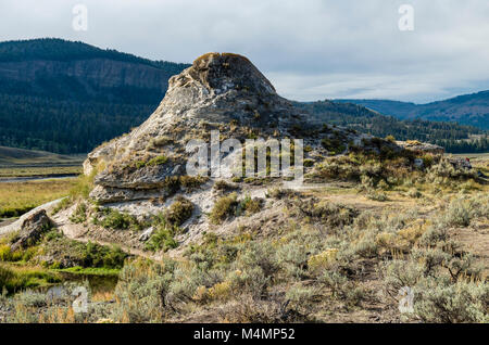 Soda Butte a été formé par les dépôts de travertin à gauche par une source d'eau chaude. Le Parc National de Yellowstone, Wyoming. Banque D'Images