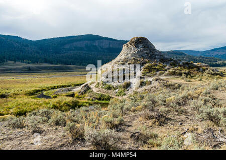 Soda Butte a été formé par les dépôts de travertin à gauche par une source d'eau chaude. Le Parc National de Yellowstone, Wyoming. Banque D'Images