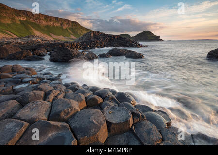 Soirée à la Giant's Causeway, pays d'Antrim, en Irlande du Nord. Banque D'Images