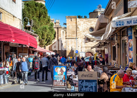 Nicosie, Chypre - Décembre 03, 2015 : cafés et restaurants de rue Arasta, une rue touristique conduisant à une mosquée Selimiye. Banque D'Images