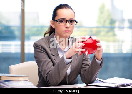 Faillite faillite businesswoman with piggy bank Banque D'Images