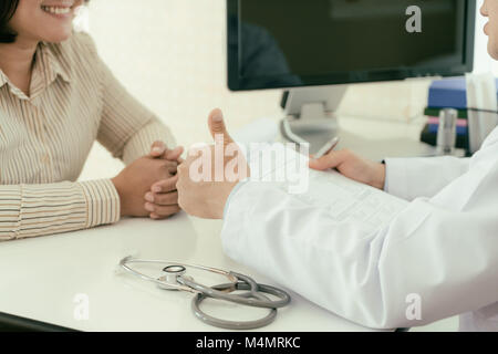 Doctor showing Thumbs up pour femme patient pour de bonnes nouvelles. Woman smiling patient lors de l'écoute une bonne nouvelle. Banque D'Images