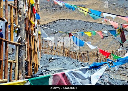 Clôture avec les drapeaux de prières au Glacier KaroLa Tibet Chine Banque D'Images