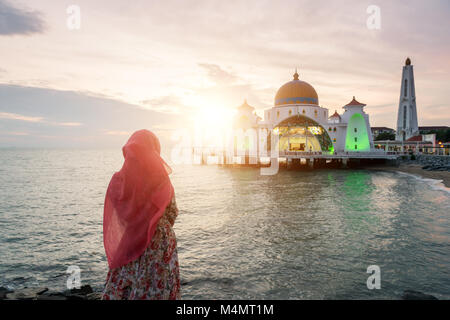 Détroit de Malacca avec mosquée prier musulmans en Malaisie. La religion musulmane mosquée malaisienne avec concept. Banque D'Images