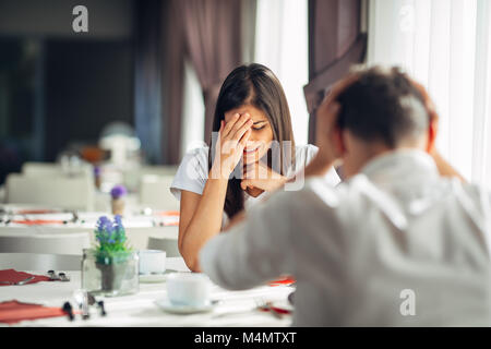 Femme dans la peur de pleurer a souligné,avoir une conversation avec un homme sur les problèmes.Réaction à l'événement négatif,la manipulation de mauvaises nouvelles.Démolition le rapport.Em Banque D'Images