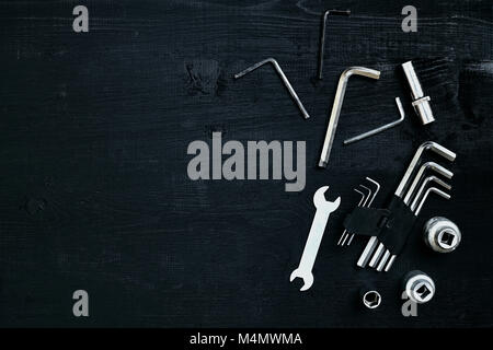 Mise à plat de l'ensemble d'outils pour la réparation automobile tels que clés sur fond de bois noir. Vue d'en haut. Copier l'espace. La vie encore. Mise à plat Banque D'Images
