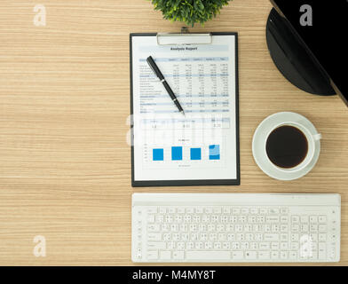 Table de bureau avec ordinateur et rapport. vue ci-dessus et de l'espace libre pour le texte. Banque D'Images