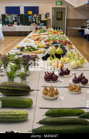 Grande variété de fruits & légumes entrées affichées sur les tables, en compétition aux jardiniers' Show - Burley-en-Wharfedale, West Yorkshire, Angleterre, Royaume-Uni. Banque D'Images