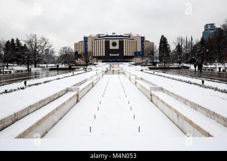 Sofia, Bulgarie - 15 janvier 2018 : Palais National de la Culture (NDK) est vu dans un jour de neige. Le bâtiment est l'événement principal centre de Présidium Bulgare Banque D'Images