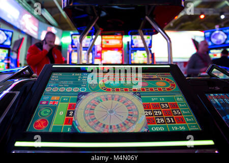 Sofia, Bulgarie - 22 novembre 2017 : table de roulette moderne numérique moniteur est vu dans un casino equipment exhibition à Sofia. Les gens ont la possibilités Banque D'Images