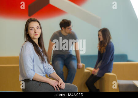 Les étudiants et les jeunes adultes d'étudier et de socialisation Banque D'Images