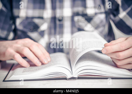 Un homme est en train de lire un livre. Banque D'Images