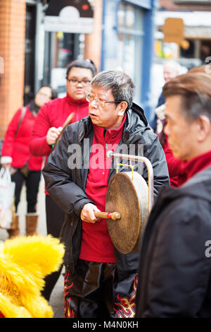 Groupe de musiciens chinois, jouant pour lion spectacle pour le Nouvel An chinois. Le festival a lieu du 16 février au 4 mars 2018. Dublin, Irlande 1 Banque D'Images