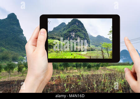 Travel Concept - photographies touristiques jardins près de montagnes karstiques de Yangshuo County dans la saison du printemps en Chine sur smartphone - Banque D'Images