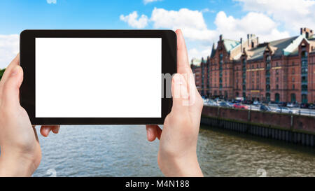 Travel Concept - photographies touristiques maisons sur les rives de l'Binnenhafen canal dans la ville de Hambourg en Allemagne en septembre sur tablette avec écran découpe pour ad Banque D'Images