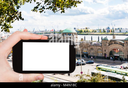 Travel Concept - photographies touristiques St Pauli Landungsbrucken (Sankt Pauli Piers) lieu de débarquement dans le port de Hambourg, en septembre sur smartphone Avec cut Banque D'Images