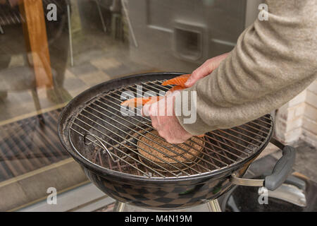 La fumer le saumon façon froide sur un barbecue à l'extérieur en hiver Banque D'Images