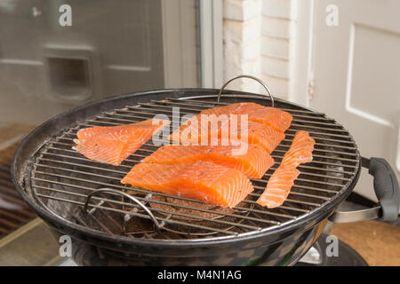 La fumer le saumon façon froide sur un barbecue à l'extérieur en hiver Banque D'Images