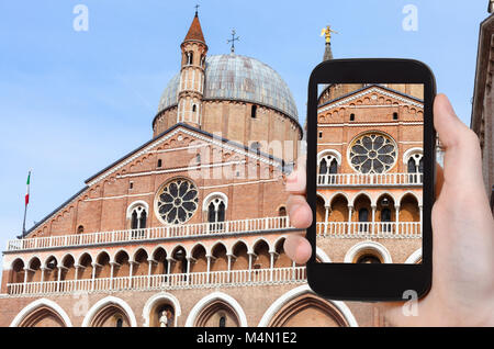 Travel Concept - photographies touristiques Basilique de Saint Antoine de Padoue sur la piazza del Santo à Padoue ville en Italie sur smartphone Banque D'Images