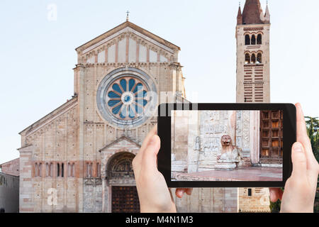 Travel Concept - photographies touristiques Basilica di San Zeno ( San Zeno Maggiore, San Zenone) dans la ville de Vérone en Italie sur tablette Banque D'Images