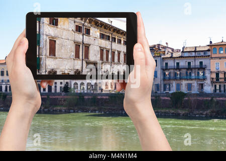 Travel Concept - photographies touristiques maisons sur des quais dans la ville de Vérone en Italie au printemps sur tablette Banque D'Images