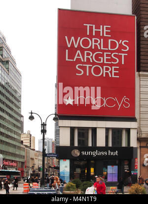 New York , New York, USA. 1 février, 2018. Macy's billboard sur les coins de la 7e Avenue et Broadway à Times Square, Manhattan, New York : Banque D'Images